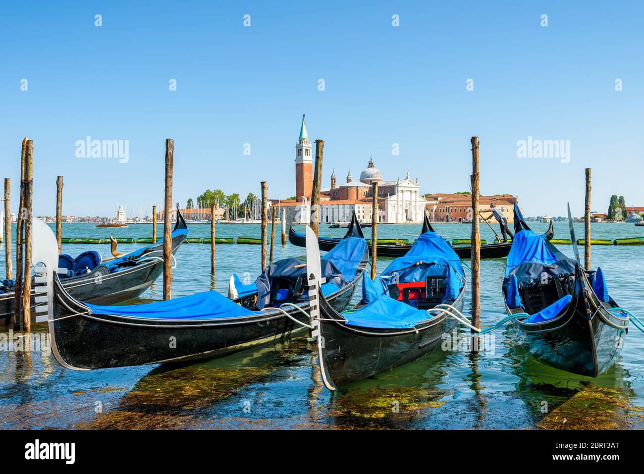 Pier mit Gondeln in der Nähe des Markusplatzes`s Venedig, Italien. Die Gondel ist ein traditioneller romantischer Transport in Venedig. Stockfoto